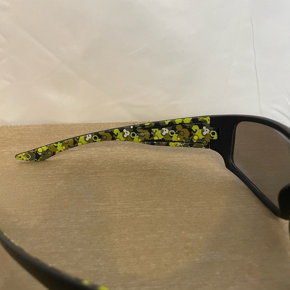 Disney/ Disneyland sunglasses Black and green - Picture 3 of 4